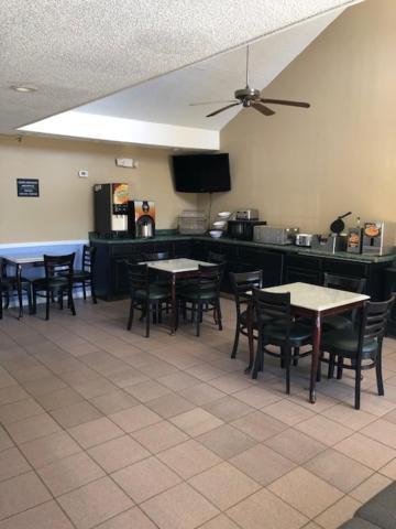Super 8 By Wyndham Orangeburg North Motel Екстериор снимка
