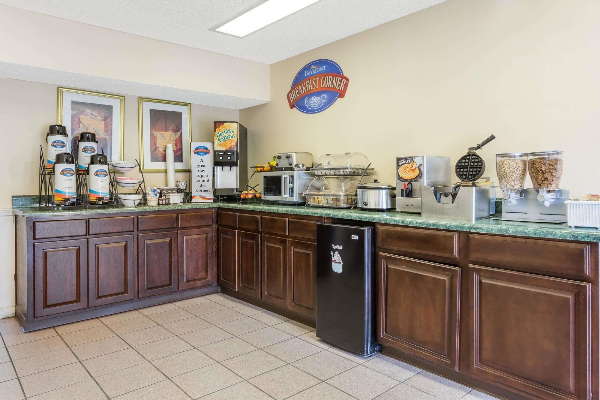 Super 8 By Wyndham Orangeburg North Motel Екстериор снимка