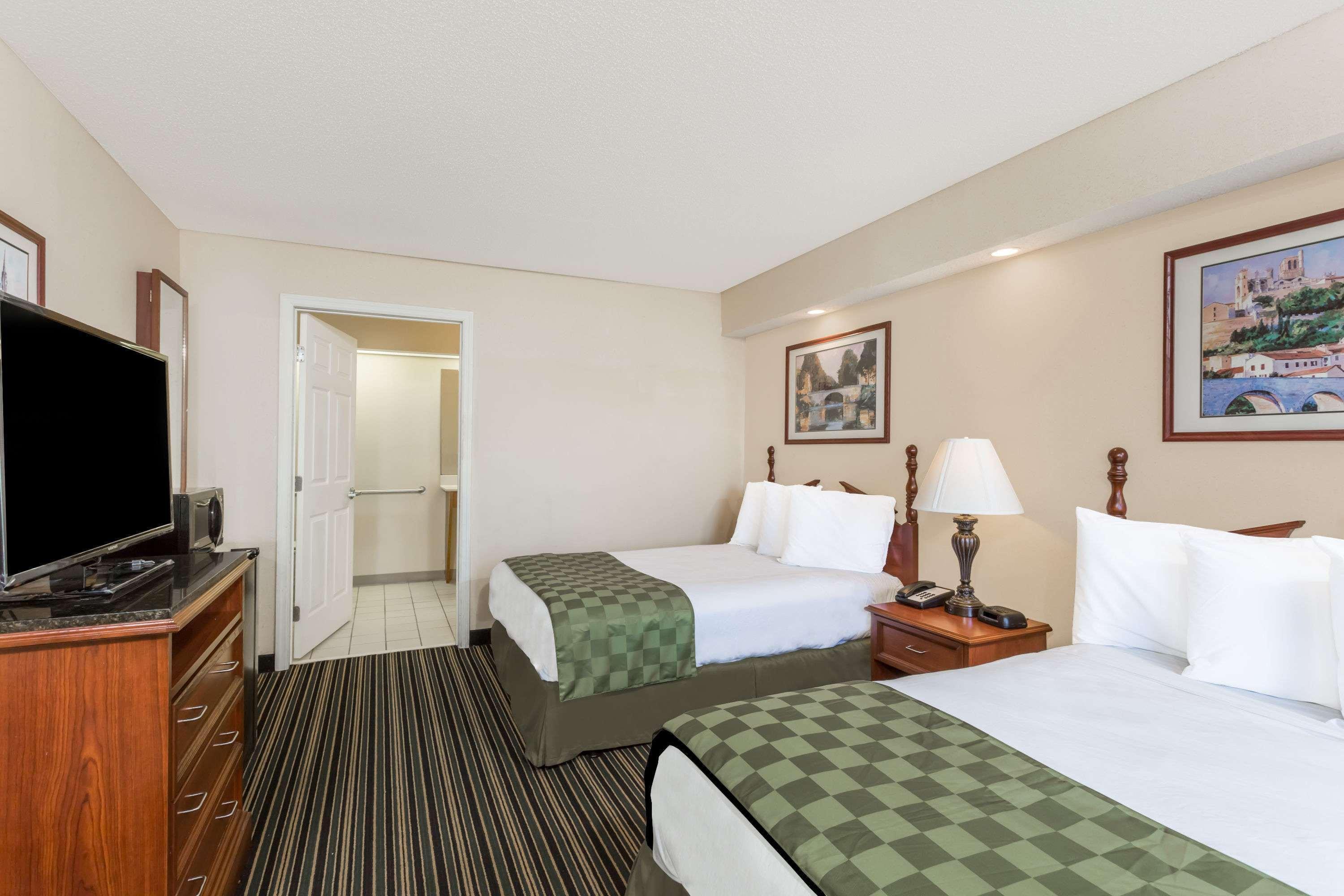 Super 8 By Wyndham Orangeburg North Motel Екстериор снимка