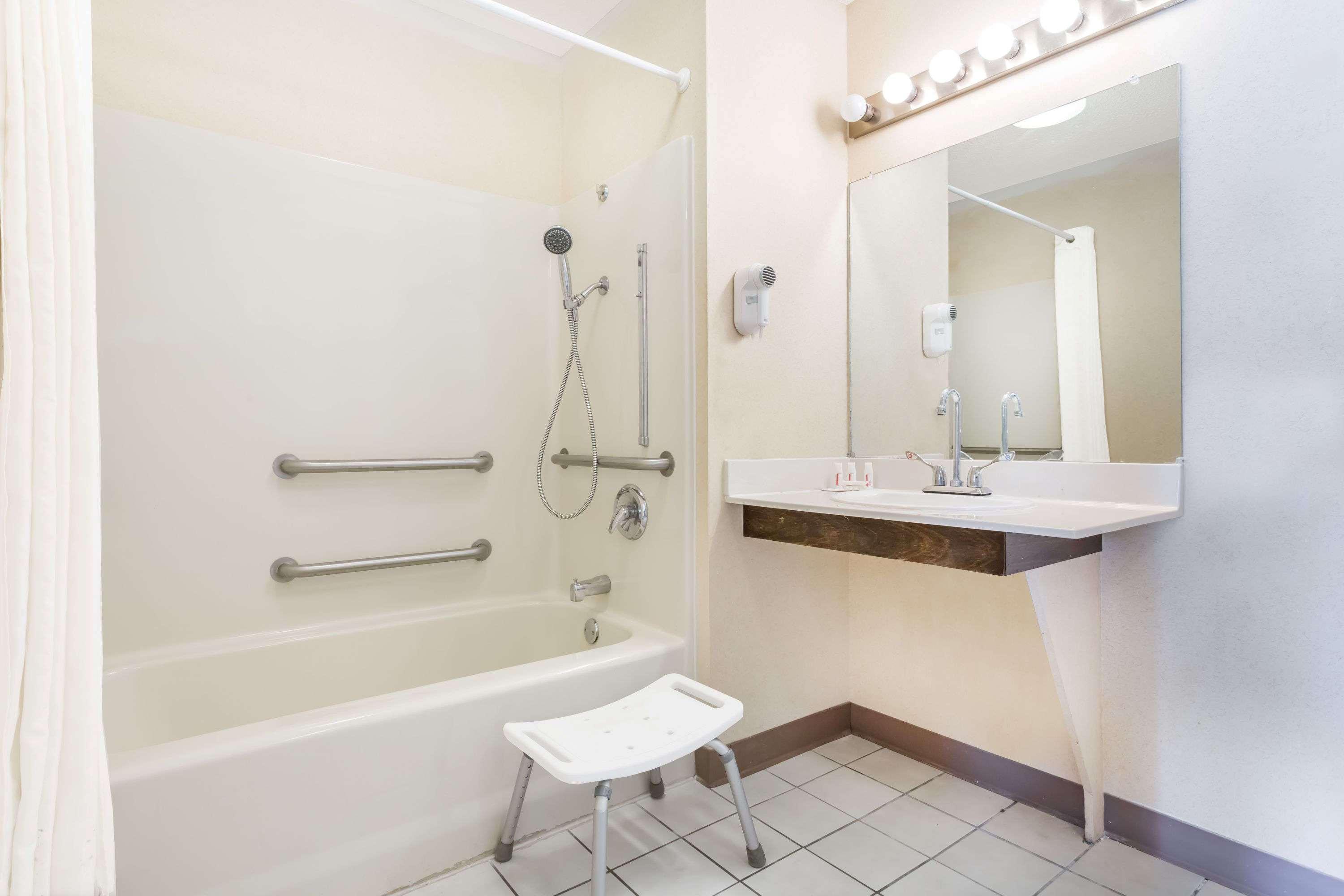 Super 8 By Wyndham Orangeburg North Motel Екстериор снимка
