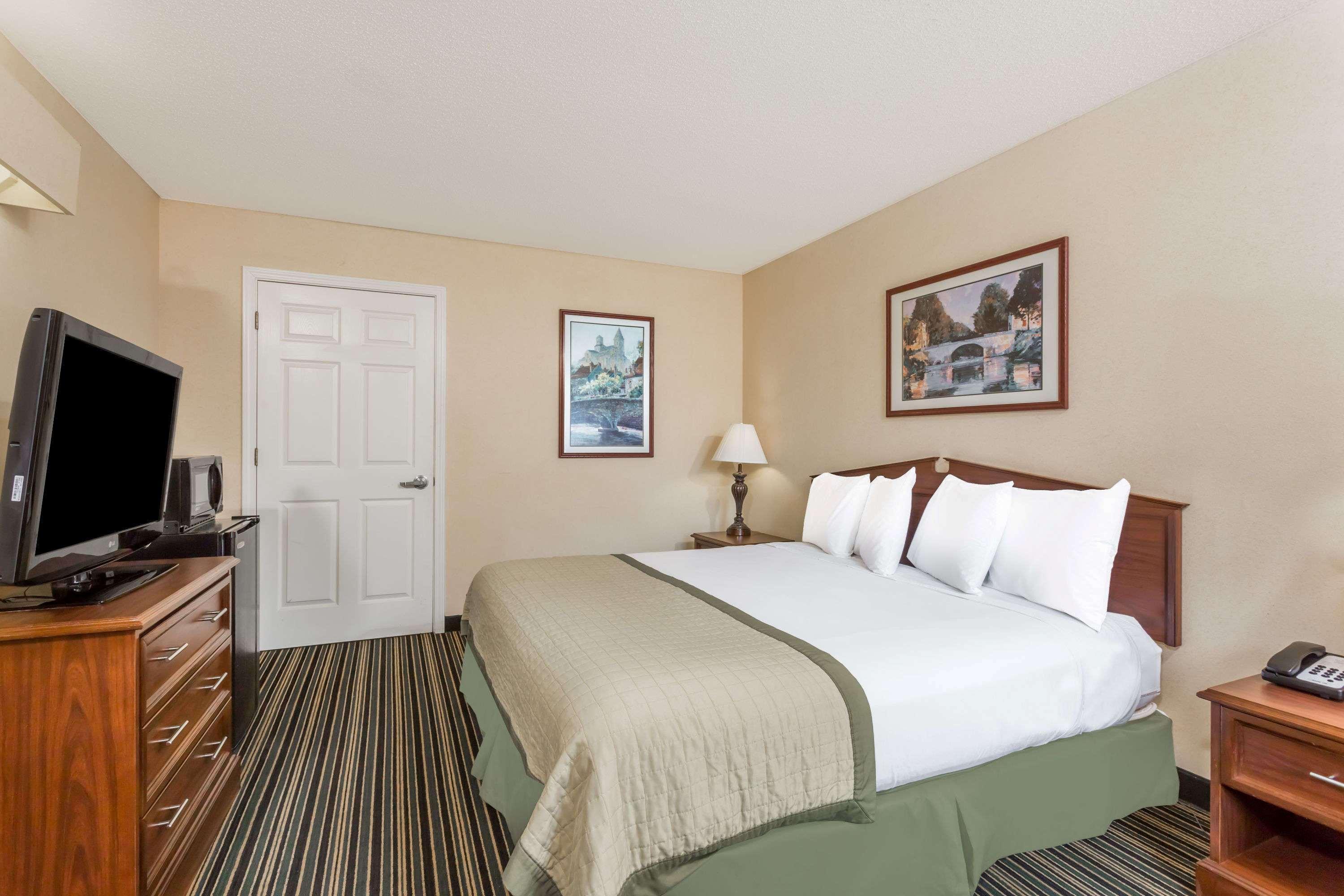 Super 8 By Wyndham Orangeburg North Motel Екстериор снимка